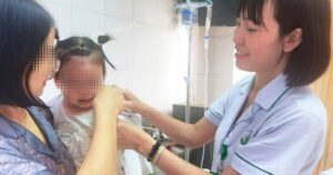 Bé gái 22 tháng tuổi bị chó cắn, nhập viện hoảng loạn, khuôn mặt nhiều vết thương