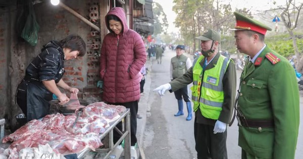 Hà Nội tăng cường xử lý ‘chợ cóc’ và ùn tắc giao thông