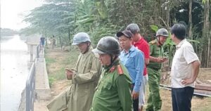 Cơ quan chức năng vào cuộc vụ người đàn ông đổ hàng loạt vỏ chai bia xuống sông ở Huế