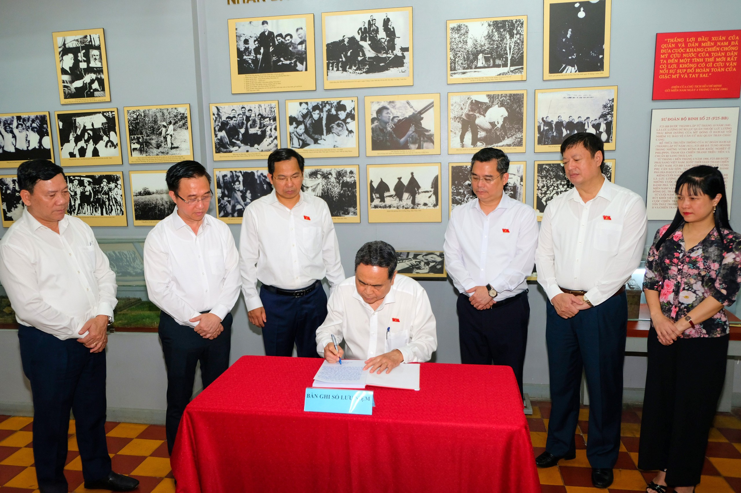 Chủ tịch Quốc hội Trần Thanh Mẫn dâng hương tại Di tích lịch sử văn hóa quốc gia Dinh quận Hóc Môn- Ảnh 2.