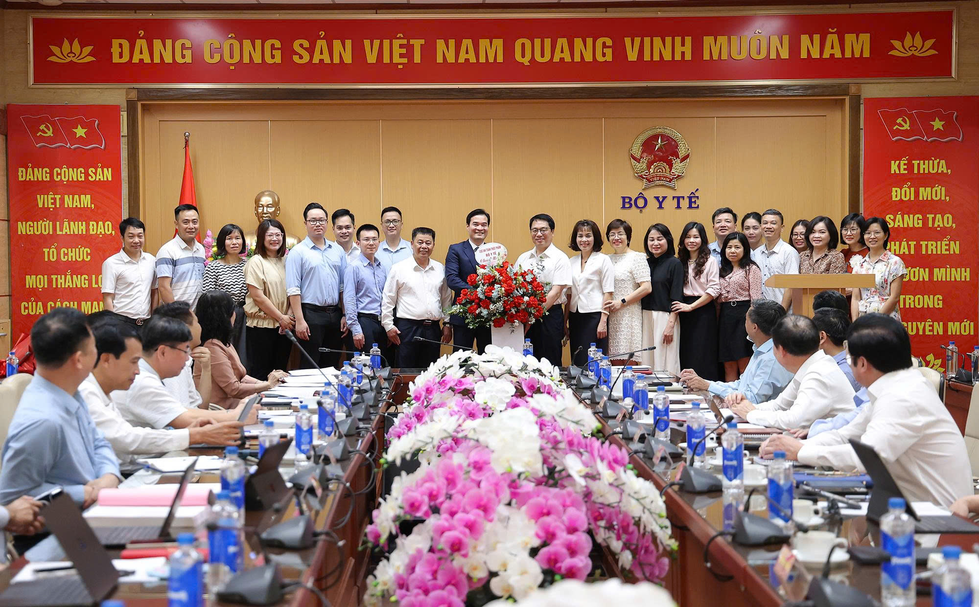Bộ trưởng Bộ Y tế Đào Hồng Lan trao quyết định bổ nhiệm Cục trưởng Cục An toàn thực phẩm- Ảnh 6.