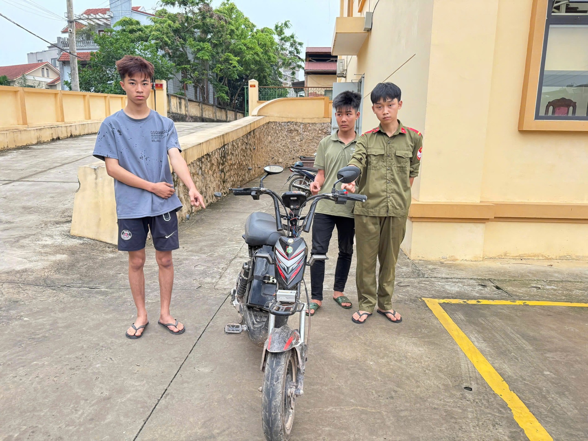 Bắt nhanh nhóm thiếu niên dùng vũ lực, cướp đèn xe đạp điện- Ảnh 1.