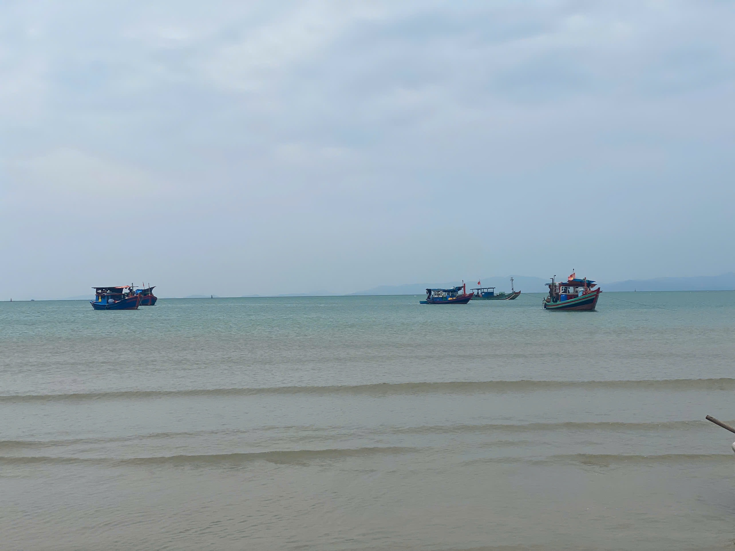 Cứu kịp thời 4 ngư dân gặp nạn trên vùng biển Cô Tô- Ảnh 1.