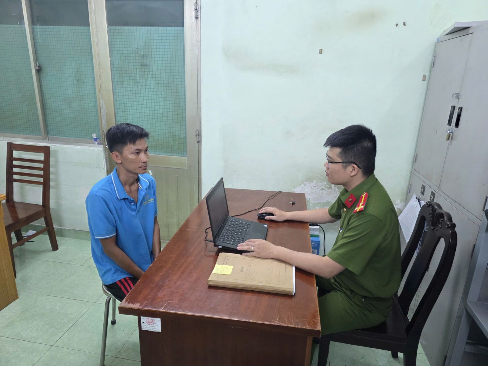 TPHCM: Tạm giữ đối tượng nhiều lần bạo hành con riêng của 'vợ'- Ảnh 2.