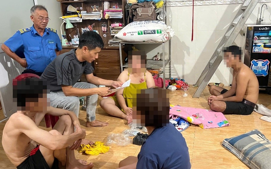 Đột kích phòng trọ, bắt quả tang người phụ nữ U60 cùng 3 người đang đánh bạc- Ảnh 1.