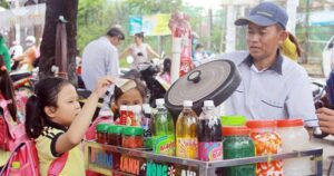 Kiểm soát đồ ăn vặt và nước giải khát có đường khi trẻ nghỉ hè