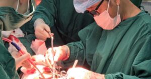 Nam thanh niên bị đứt động mạch cổ được cứu sống ngoạn mục
