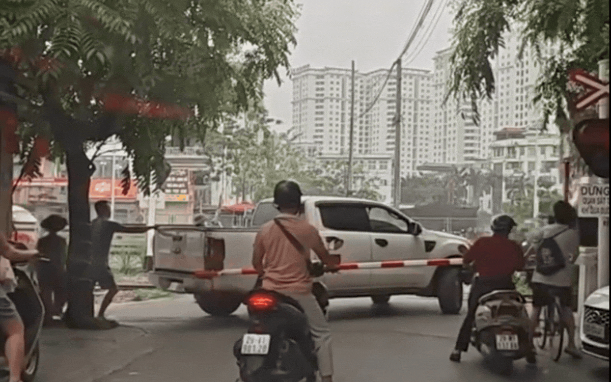 Video: ‘Thót tim’ ô tô vượt rào chắn đường sắt, thoát nạn trong gang tấc