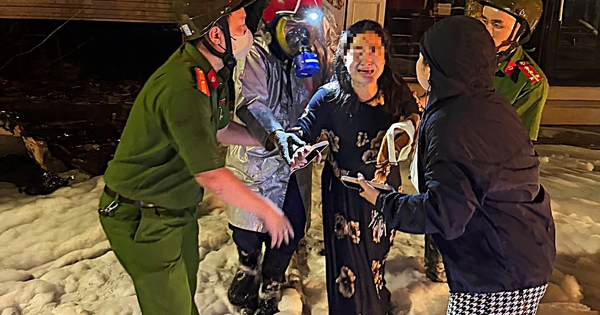 Cháy tại Hàng Vôi lúc nửa đêm, 4 người mắc kẹt được giải cứu