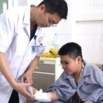 Nghịch dại đấm tay vào kính, bé trai 12 tuổi bị đứt mạch máu, gân cơ và thần kinh