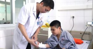 Nghịch dại đấm tay vào kính, bé trai 12 tuổi bị đứt mạch máu, gân cơ và thần kinh