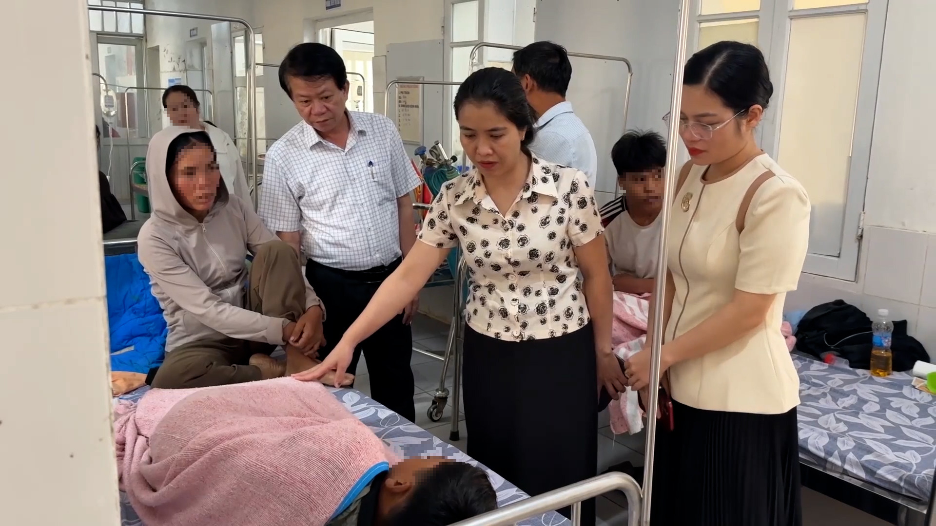 Thông tin mới vụ nghi ngộ độc sau khi ăn bánh mì khiến hàng chục người nhập viện - Ảnh 1.