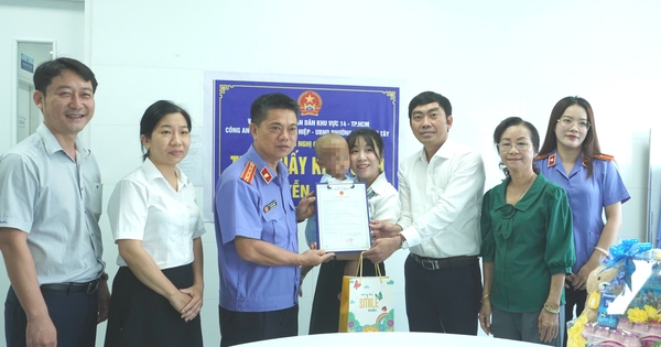 Bé 2 tuổi bị mẹ và cha dượng bạo hành được trao giấy khai sinh tại bệnh viện