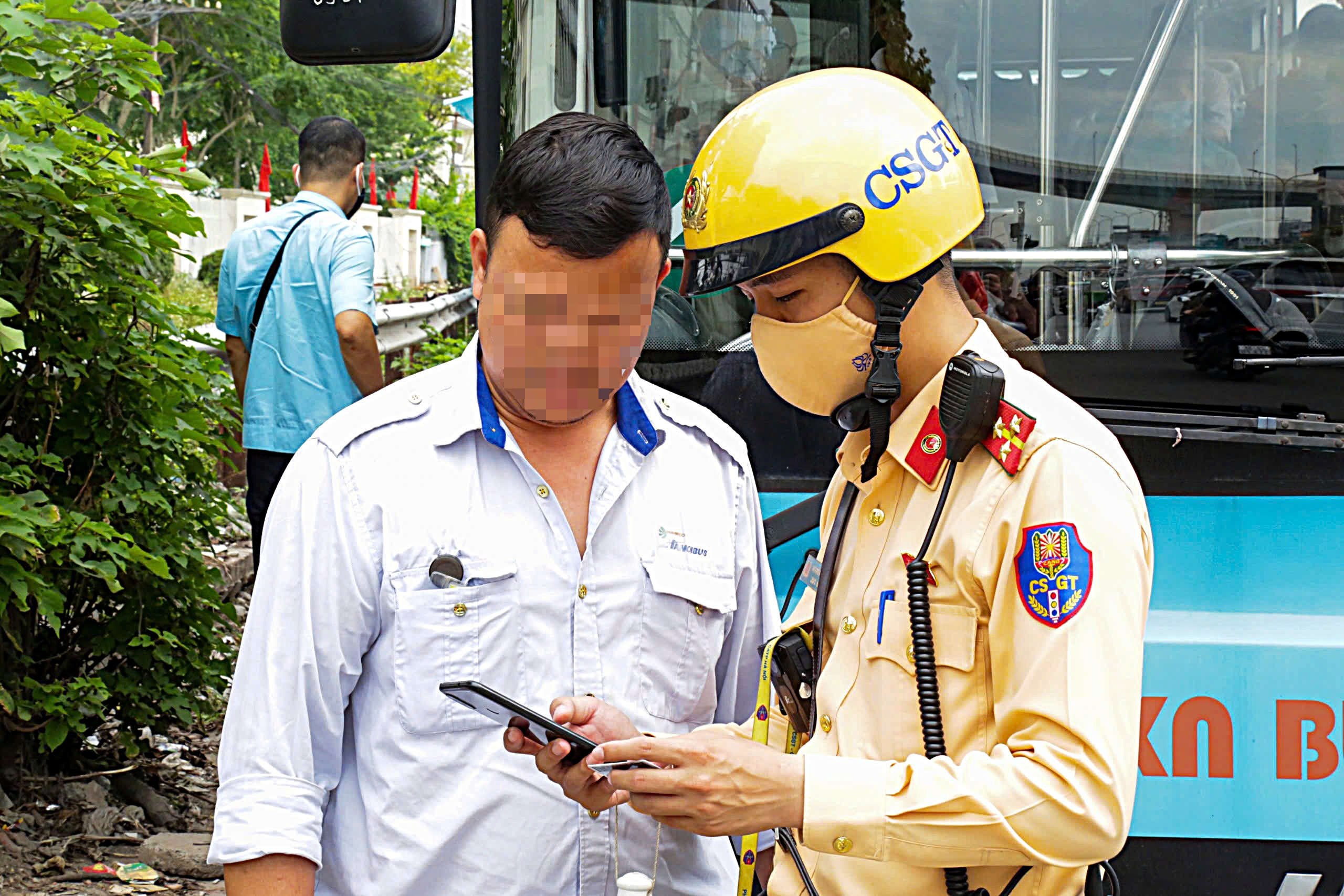 CSGT xử lý hàng loạt tài xế taxi, xe buýt vi phạm dừng đỗ khu vực Bệnh viện Bạch Mai- Ảnh 3.
