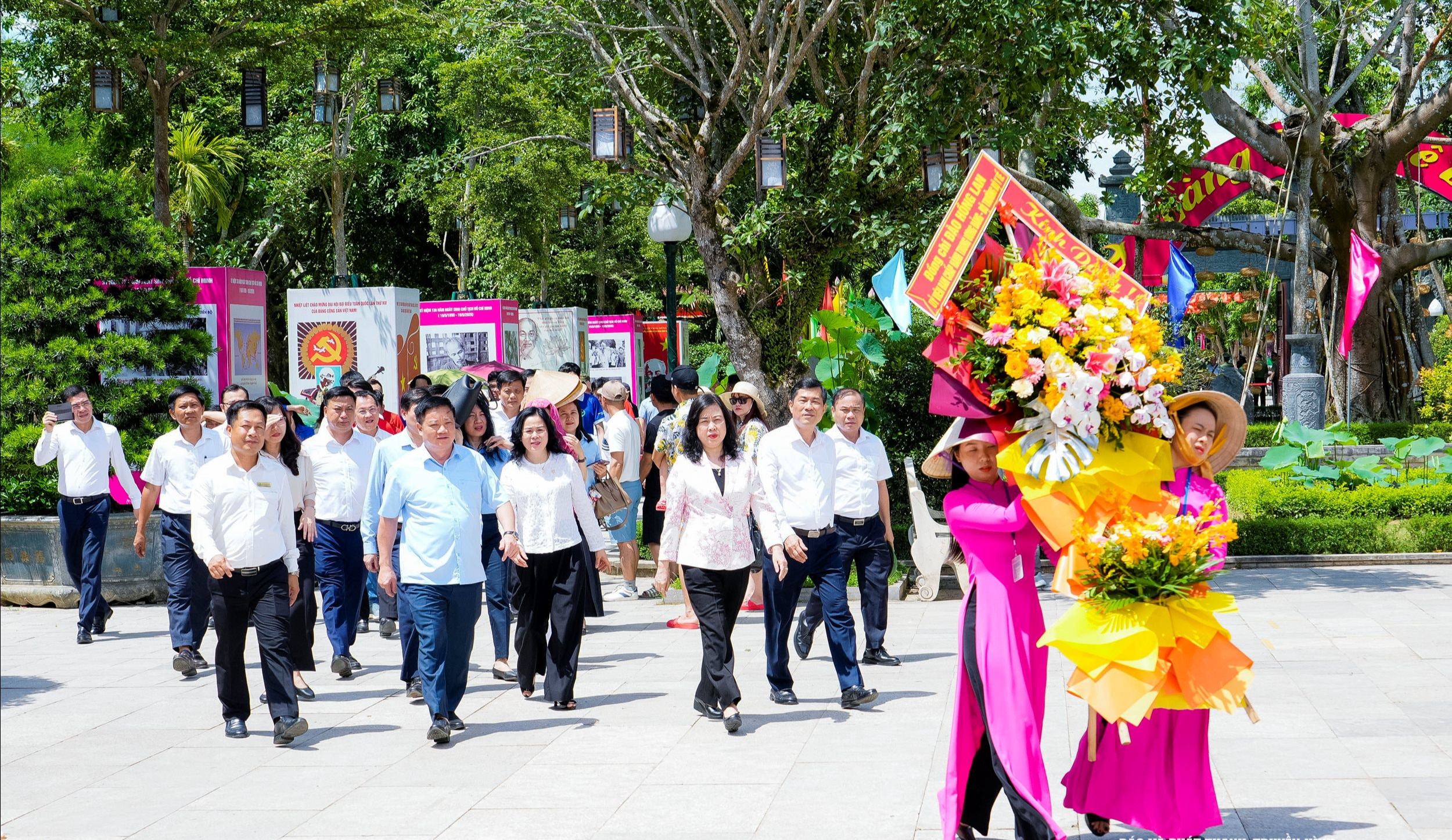 Bộ trưởng Bộ Y tế Đào Hồng Lan dâng hương tưởng niệm Chủ tịch Hồ Chí Minh- Ảnh 1. Bộ trưởng Bộ Y tế Đào Hồng Lan dâng hương tưởng niệm Chủ tịch Hồ Chí Minh- Ảnh 1.