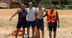 Cứu nhóm du khách Hà Nội gặp nạn trên biển Quảng Trị