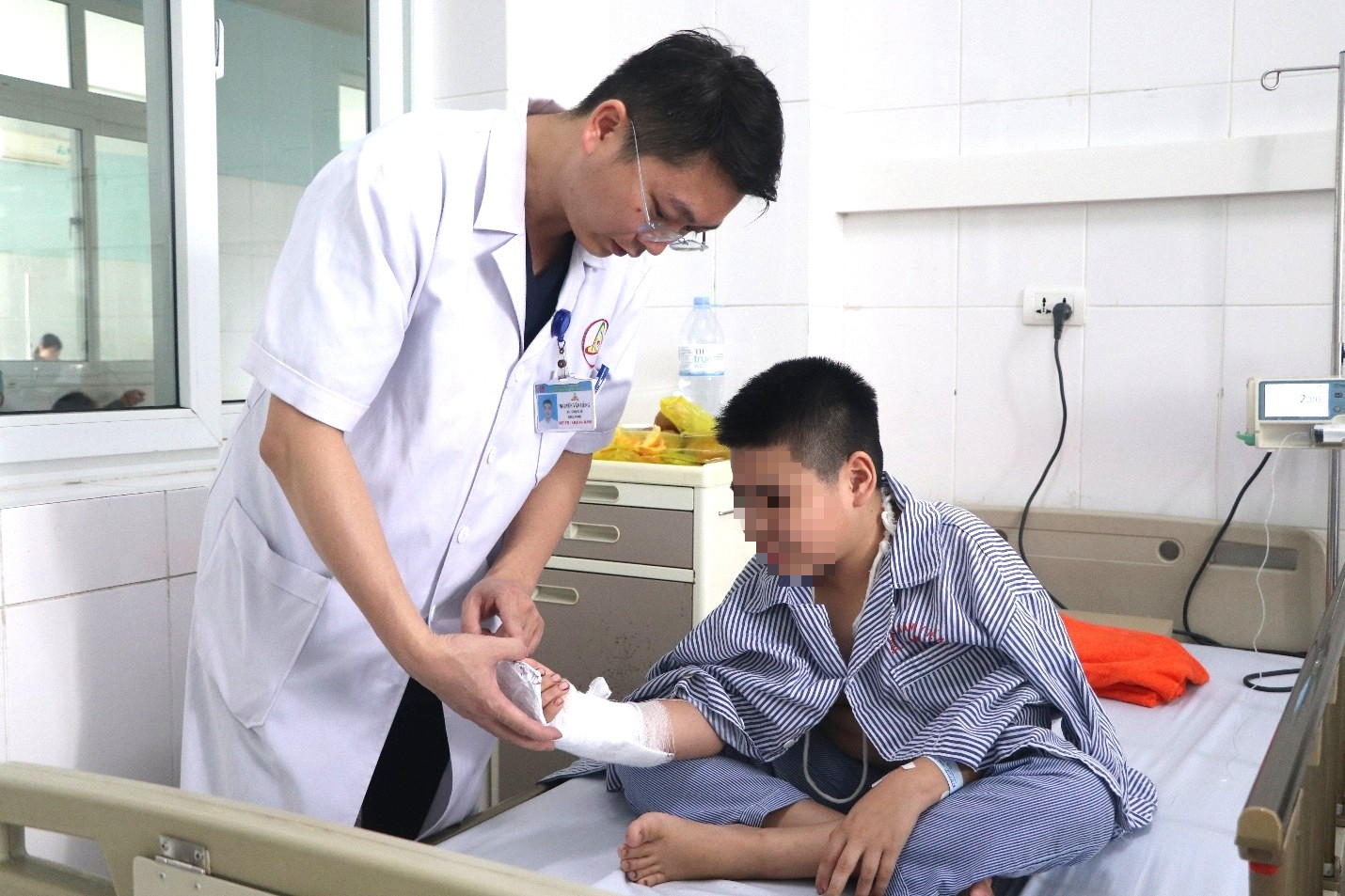 Nghịch dại đấm tay vào kính, bé trai 12 tuổi bị đứt mạch máu, gân cơ và thần kinh- Ảnh 1. Nghịch dại đấm tay vào kính, bé trai 12 tuổi bị đứt mạch máu, gân cơ và thần kinh- Ảnh 1.