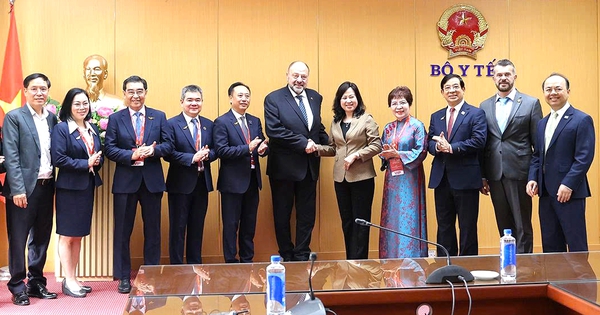 Bộ trưởng Bộ Y tế Đào Hồng Lan tiếp, làm việc với Chủ tịch Liên đoàn Nha khoa Thế giới