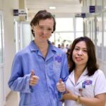 Từ nguy cơ liệt nửa cơ thể, nữ bệnh nhân người Nga tự đi lại sau ca mổ u não tại Việt Nam