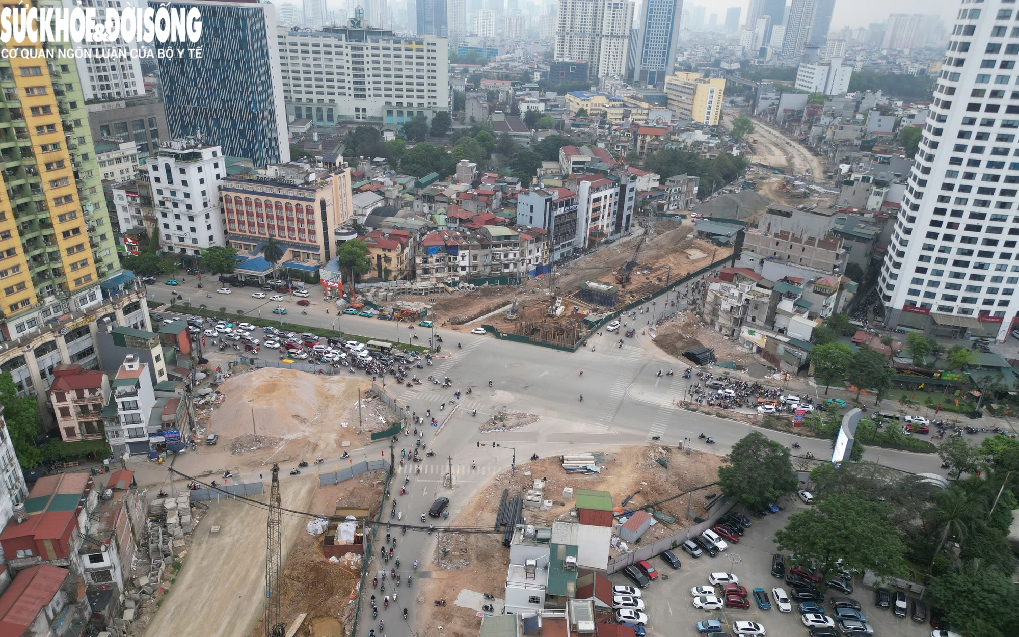 Cận cảnh khu vực cầu vượt Vành đai 1 xung đột với metro số 5 Văn Cao - Hòa Lạc