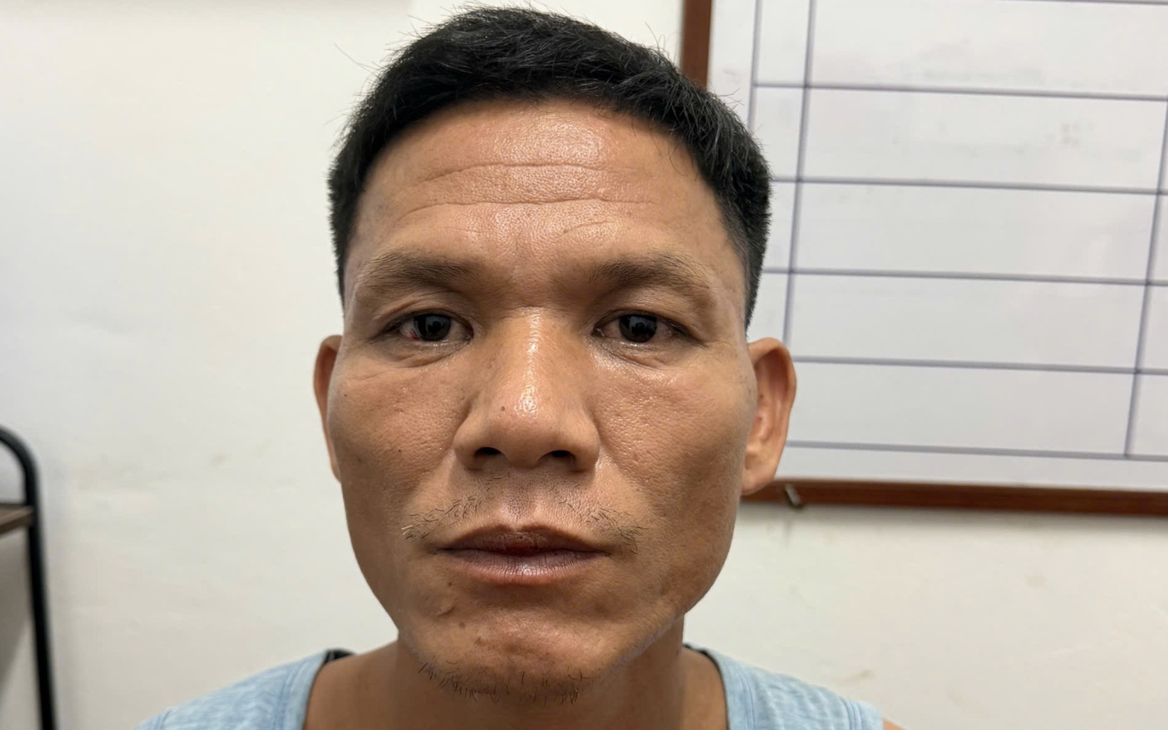Tạm giữ đối tượng lợi dụng giải bùa 'Tứ Phủ' tại điện thờ để hiếp dâm- Ảnh 2.
