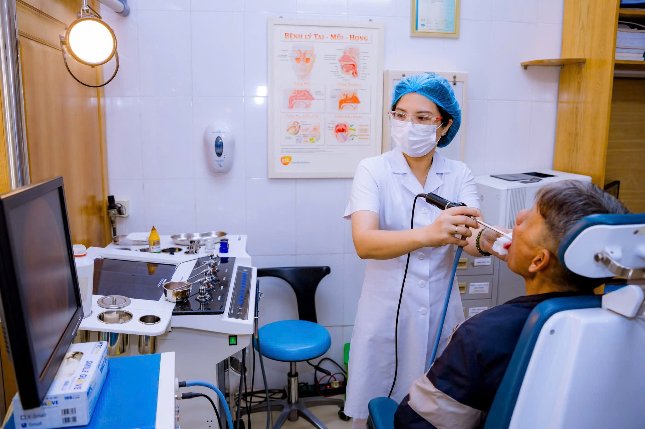Hi hữu hóc lông lợn sau khi ăn bánh mỳ pate- Ảnh 1.