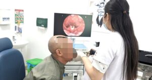 Đi nắng về rồi nhai đá lạnh, cụ ông rơi vào nguy kịch