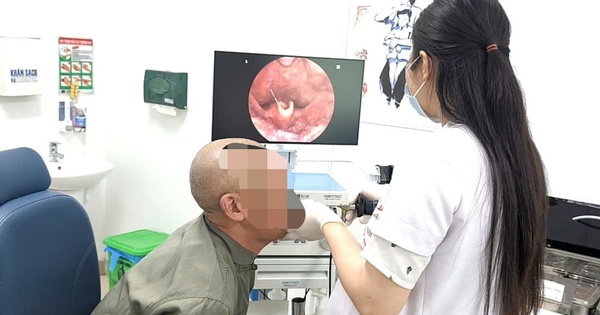 Đi nắng về rồi nhai đá lạnh, cụ ông rơi vào nguy kịch