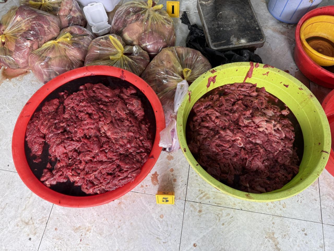 Ngâm thịt lợn vào hóa chất để 'biến' thành thịt bò, đã bán ra thị trường hơn 65 tấn- Ảnh 3.