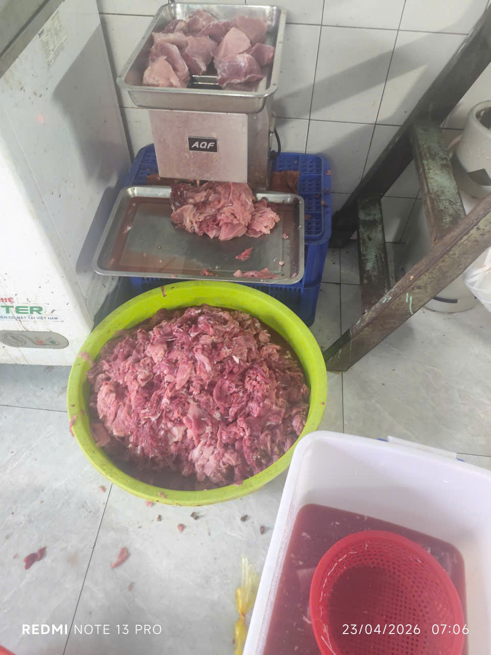 Ngâm thịt lợn vào hóa chất để 'biến' thành thịt bò, đã bán ra thị trường hơn 65 tấn- Ảnh 5.