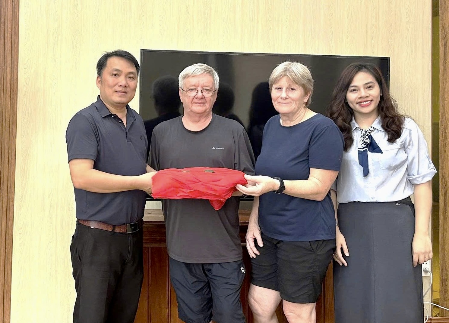 Những chiếc rìu đá 8.000 năm trong hang Én được tìm thấy như thế nào?- Ảnh 4.
