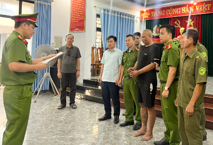 Tình trạng sức khỏe cán bộ công an bị chém khi trực ban ở cơ quan- Ảnh 2.