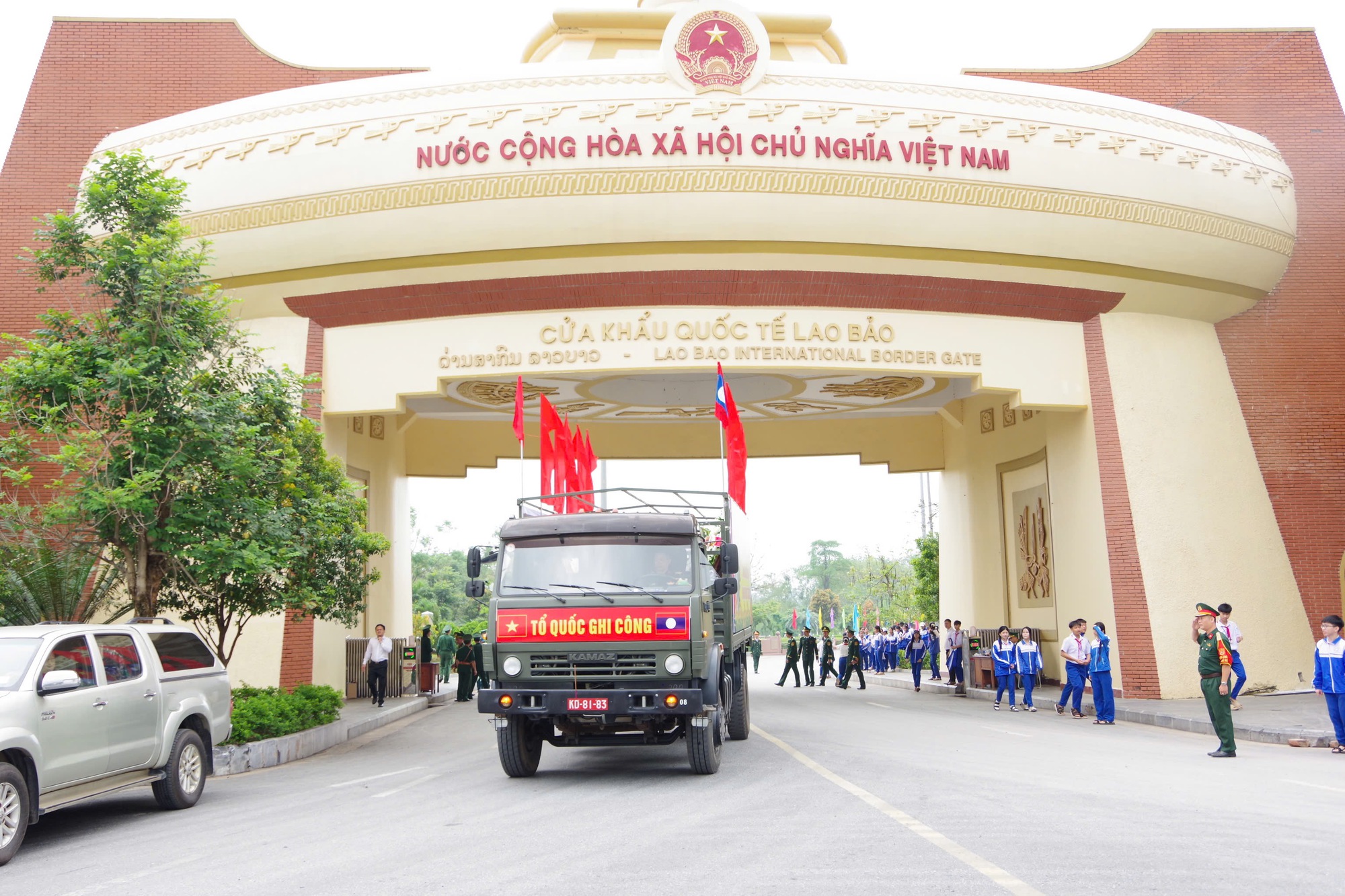 Đất mẹ đón 28 hài cốt liệt sĩ hy sinh tại chiến trường Lào trở về- Ảnh 1. Đất mẹ đón 28 hài cốt liệt sĩ hy sinh tại chiến trường Lào trở về- Ảnh 1.
