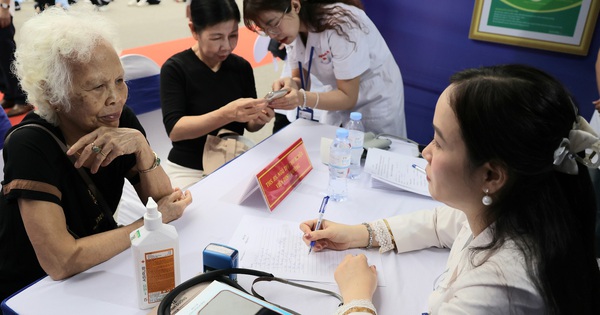 Khám định kỳ miễn phí để phát hiện sớm dấu hiệu bất thường, quản lý sức khỏe liên tục