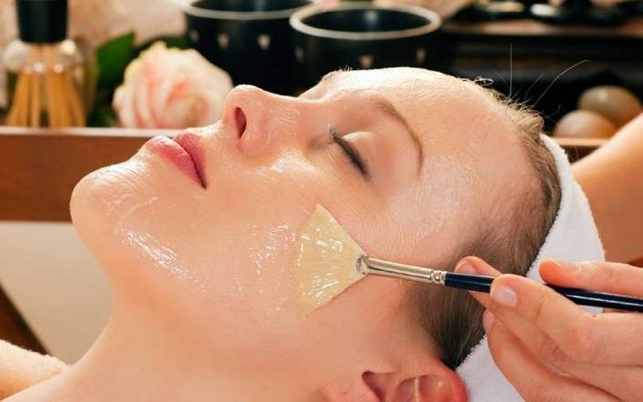 Trứng gà + mật ong: Công thức mặt nạ giúp da mịn như em bé