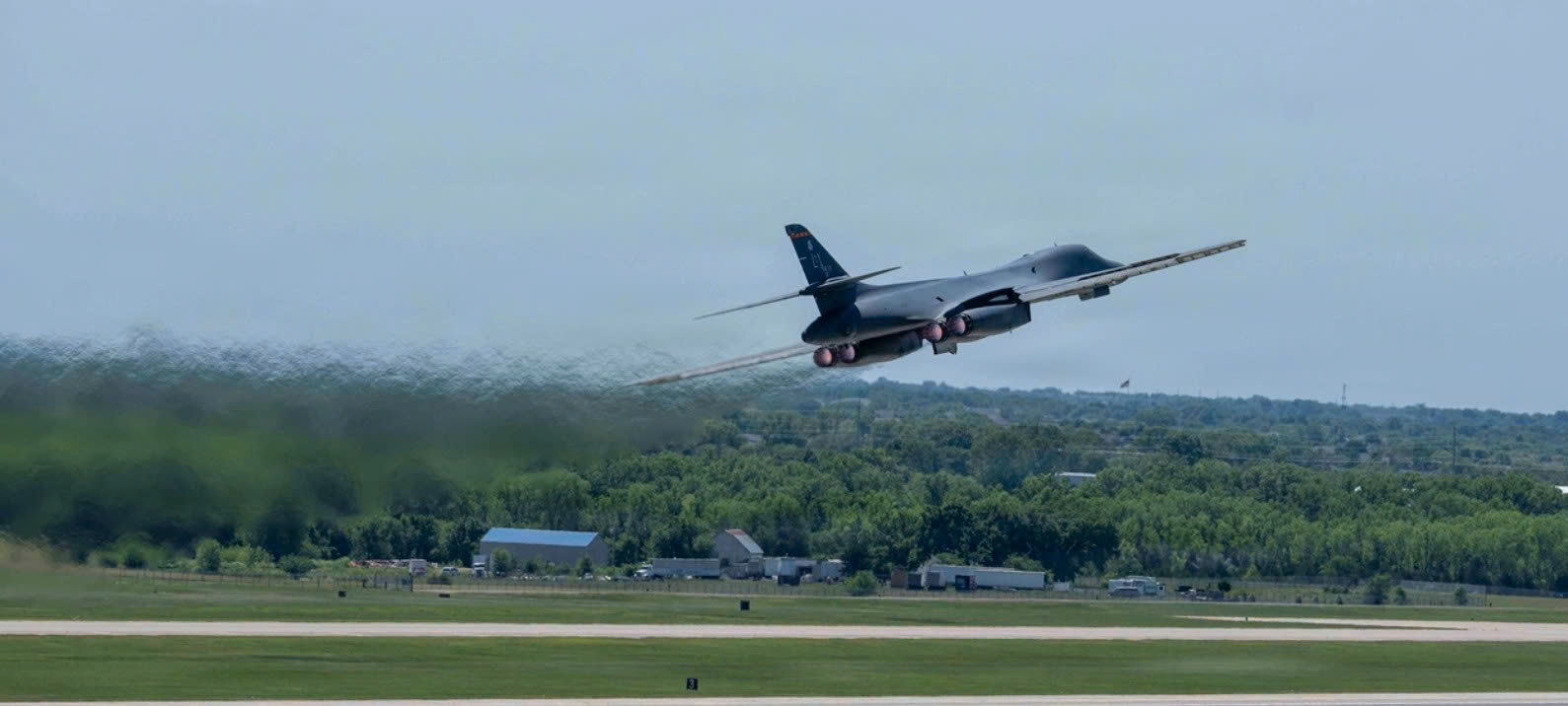 Oanh tạc cơ B-1B Mỹ tái xuất kích sau khi được chữa 'xương sống'- Ảnh 1.