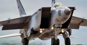Tiêm kích MiG-25 Foxbat có gì đặc biệt mà Mỹ phải tháo rời để giải mã bí mật?