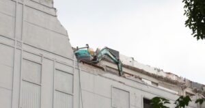 Máy xúc lên nóc phá dỡ khách sạn 9 tầng trên phố Lý Thái Tổ