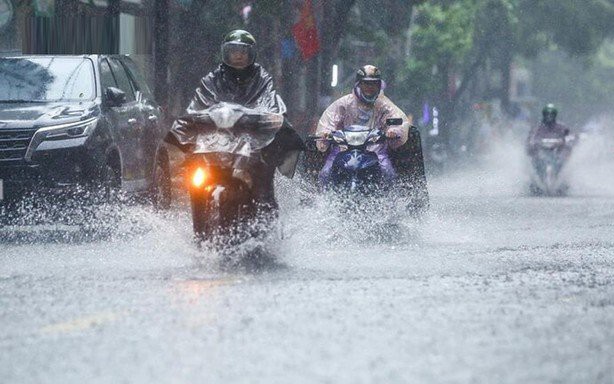 Cảnh báo tiếp diễn mưa dông mạnh kèm lốc sét ở miền Bắc