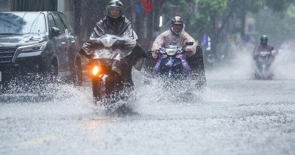 Cảnh báo tiếp diễn mưa dông mạnh kèm lốc sét ở miền Bắc