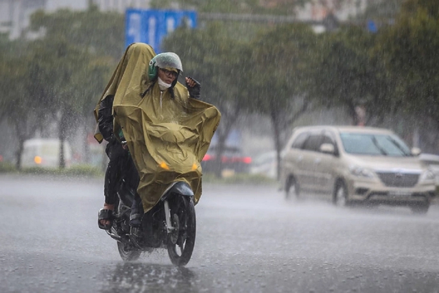 Miền Bắc mưa dông, miền Trung bước vào đợt nắng nóng gay gắt- Ảnh 1.