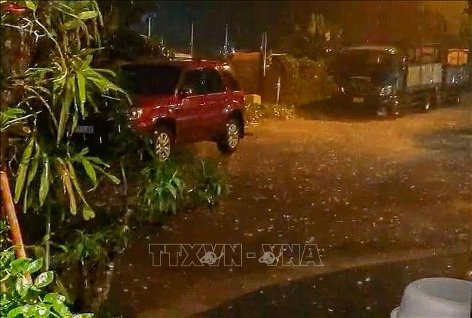 Hà Nội: Mưa đá bất ngờ tối 2/5, cảnh báo dông lốc diện rộng- Ảnh 1.