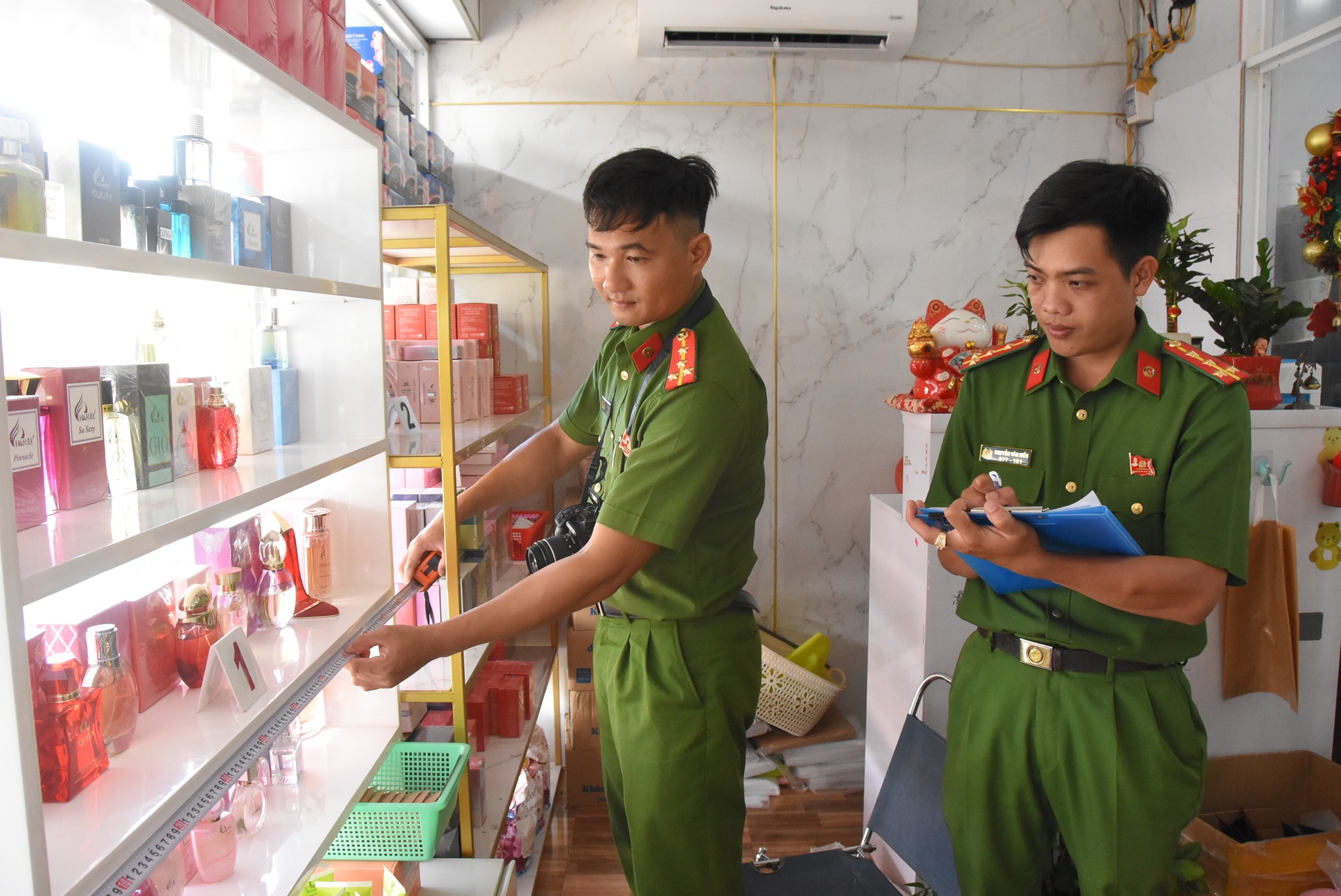 Công an Đồng Tháp triệt phá cơ sở ANA KIM sản xuất kem trộn, mỹ phẩm- Ảnh 1.