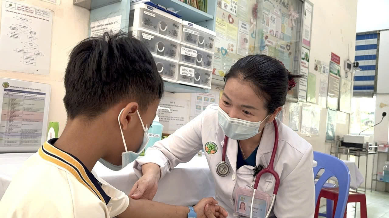 TPHCM: Cứu sống bé 7 tuổi mắc não mô cầu nhóm B diễn tiến nhanh- Ảnh 2.