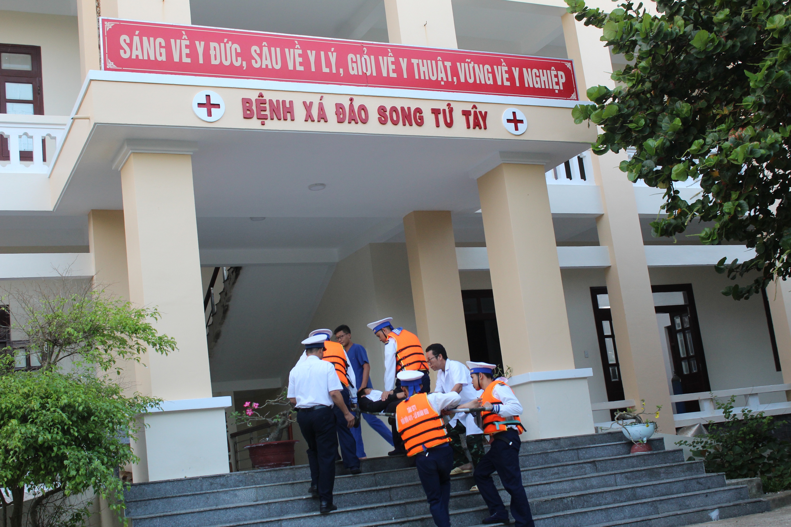 Quân y đảo Song Tử Tây chạy đua cứu hai ngư dân Lâm Đồng bị giảm áp nặng do lặn sâu- Ảnh 1.