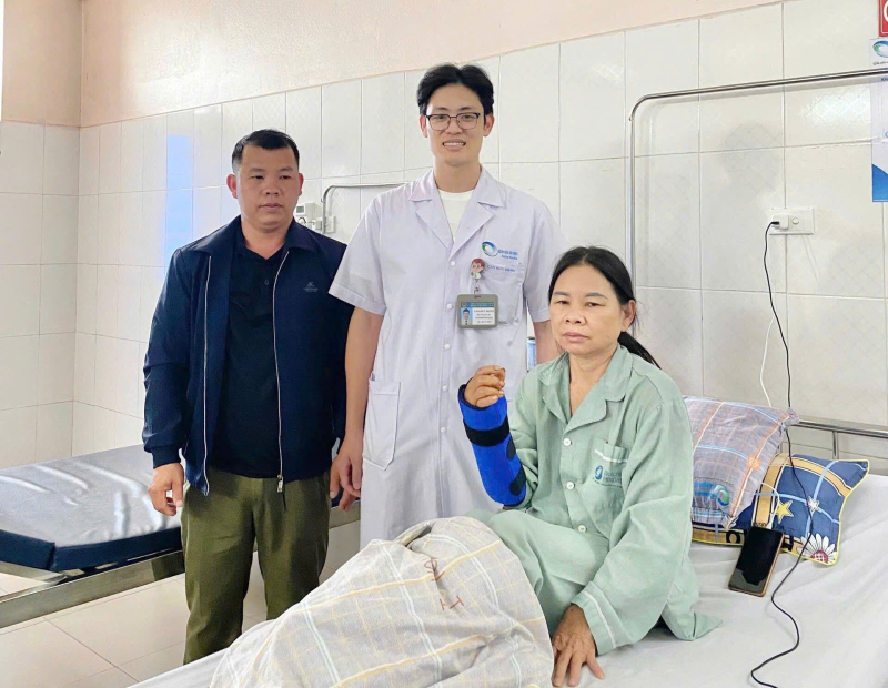 Vi phẫu cứu bàn tay gần đứt rời do tai nạn nổ bình khí nén
- Ảnh 2.