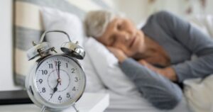 Người cao tuổi nên ăn gì và tránh gì để có giấc ngủ sâu?