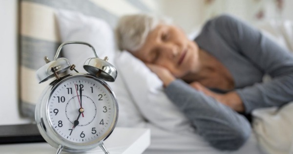 Người cao tuổi nên ăn gì và tránh gì để có giấc ngủ sâu?