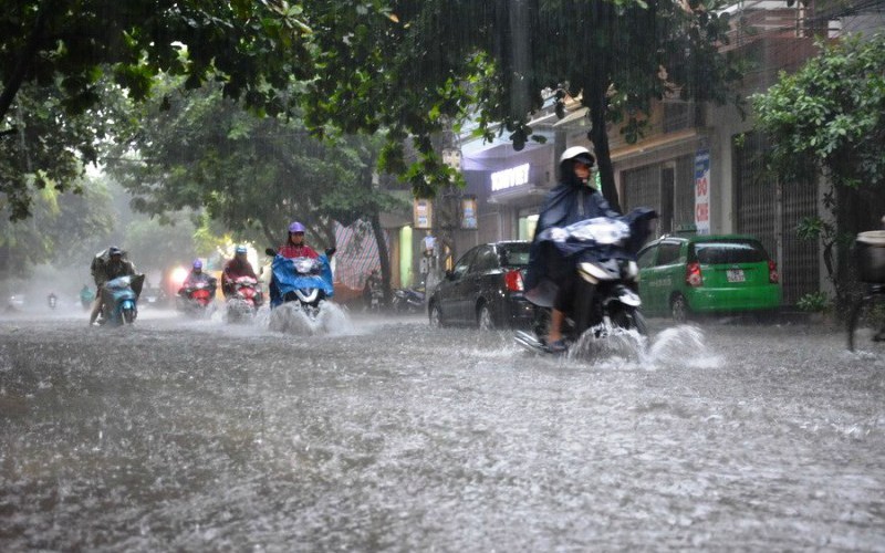 Mưa dông lại làm tốc mái hàng trăm ngôi nhà và hơn 400ha hoa màu bị thiệt hại- Ảnh 2.