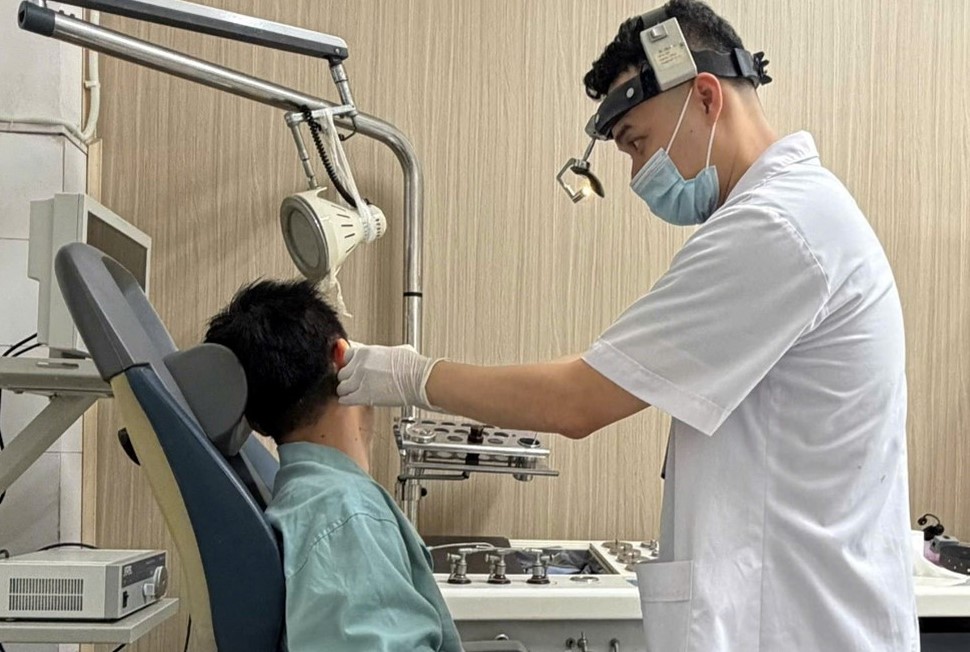 Người đàn ông 56 tuổi hoảng loạn vì ong vò vẽ sống trong tai- Ảnh 1. Người đàn ông 56 tuổi hoảng loạn vì ong vò vẽ sống trong tai- Ảnh 1.